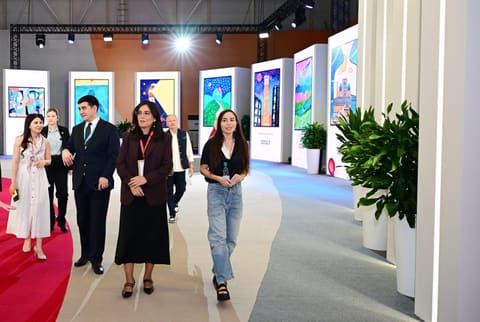 Leyla Əliyeva Səmərqənddə “Uşağın gözü ilə dünya” sərgisi və İmam əl-Buxari memorial kompleksi ilə tanış olub