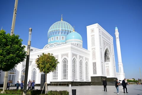 Leyla Əliyeva Səmərqənddə “Uşağın gözü ilə dünya” sərgisi və İmam əl-Buxari memorial kompleksi ilə tanış olub