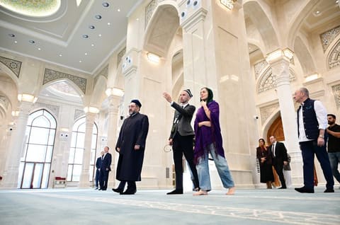 Leyla Əliyeva Səmərqənddə “Uşağın gözü ilə dünya” sərgisi və İmam əl-Buxari memorial kompleksi ilə tanış olub