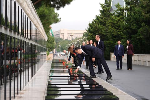 MDB Məşvərət Şurasının iştirakçıları Fəxri xiyabanı və Şəhidlər xiyabanını ziyarət ediblər