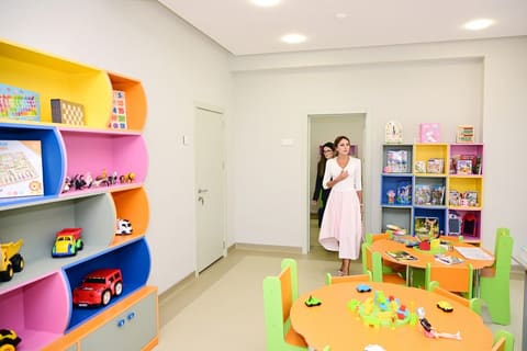 Mehriban Əliyeva Bakıda yeni körpələr evi-uşaq bağçasının açılışında iştirak edib