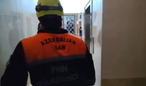 Nizami rayonunda çoxmərtəbəli yaşayış binasında yanğın baş verib