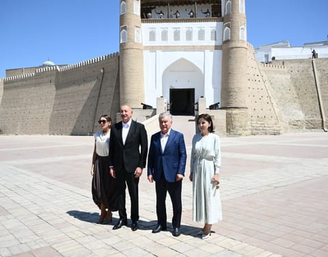 Prezident İlham Əliyev və birinci xanım Mehriban Əliyeva Buxara şəhərində “Ark” qalası ilə tanış olublar