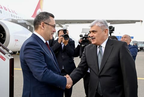 President of Kyrgyzstan arrives in Azerbaijan