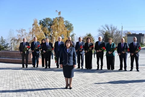 Sahibə Qafarova Bişkekdə "Ata-Beyit" Memorial Kompleksini və Çingiz Aytmatovun ev-muzeyini ziyarət edib