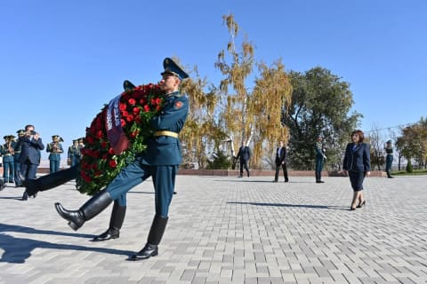 Sahibə Qafarova Bişkekdə "Ata-Beyit" Memorial Kompleksini və Çingiz Aytmatovun ev-muzeyini ziyarət edib