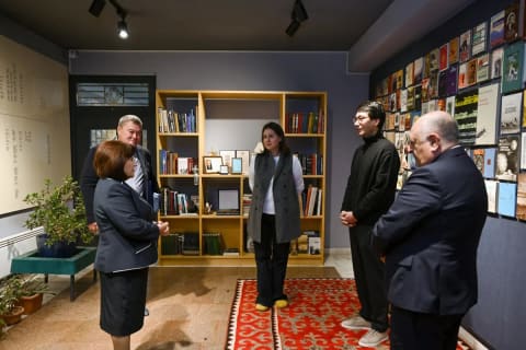 Sahibə Qafarova Bişkekdə "Ata-Beyit" Memorial Kompleksini və Çingiz Aytmatovun ev-muzeyini ziyarət edib