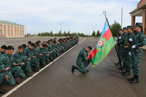 Sərhədçi əsgərlər Silahlı Qüvvələrin ehtiyatına buraxılıb