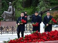 MEDİA və Audiovizual Şura nümayəndələri Heydər Əliyevin məzarını ziyarət ediblər
