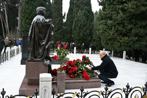 İqtisadiyyat Nazirliyinin kollektivi Heydər Əliyevin xatirəsini yad edib