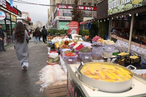 “Yasamal” bazarı və “İnşaatçılar” metrostansiyası ətrafında qanunsuz küçə satışına qarşı reyd keçirilib