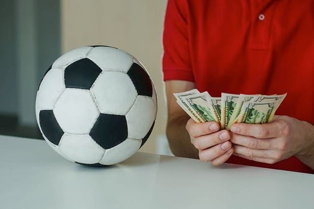Azərbaycan Premyer Liqası klublarının futbolçulara ödədiyi maaşlar açıqlanıb