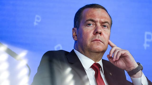Medvedev: Hərbi hissələrə 400 mindən çox hərbçi cəlb olunub