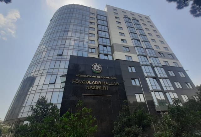 Lökbatanda kanalizasiya quyusuna yıxılan şəxs xilas edilib