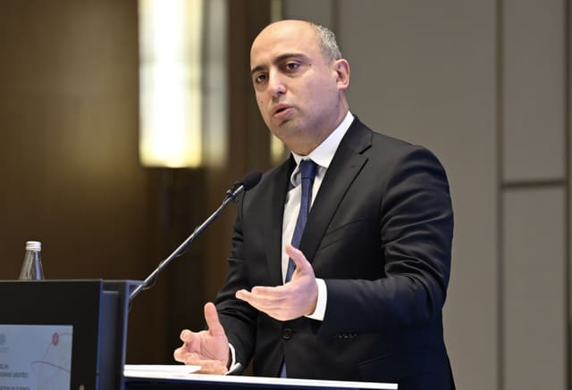 “Biz müəllimin rifahını yaxşılaşdırmaqla həyatlarının müsbətə dəyişməsinə çalışırıq” – Emin Əmrullayev 