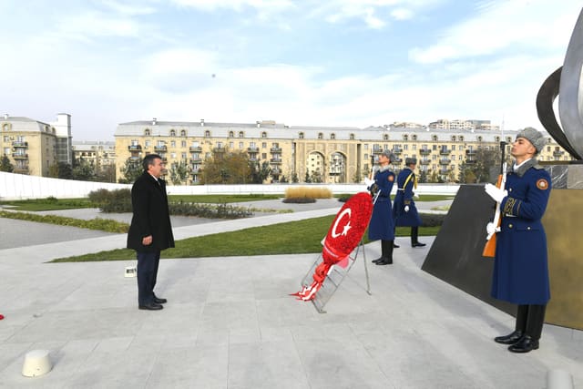 Türkiyənin vitse-prezidenti Cövdət Yılmaz Zəfər parkını ziyarət edib