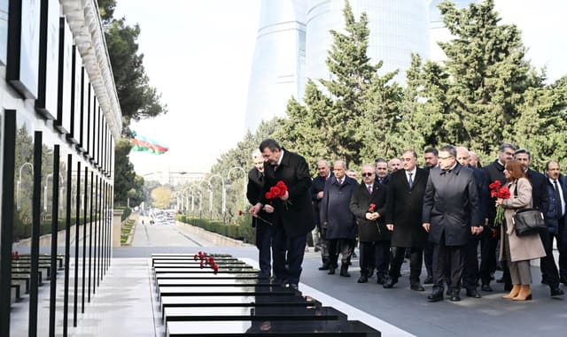 Türkiyənin vitse-prezidenti Bakıda şəhidlərin xatirəsini anıb