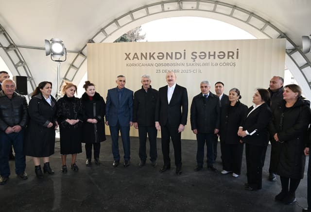  İlham Əliyev Kərkicahan qəsəbəsində buraya köçən sakinlərlə görüşüb - VİDEO - YENİLƏNİB 