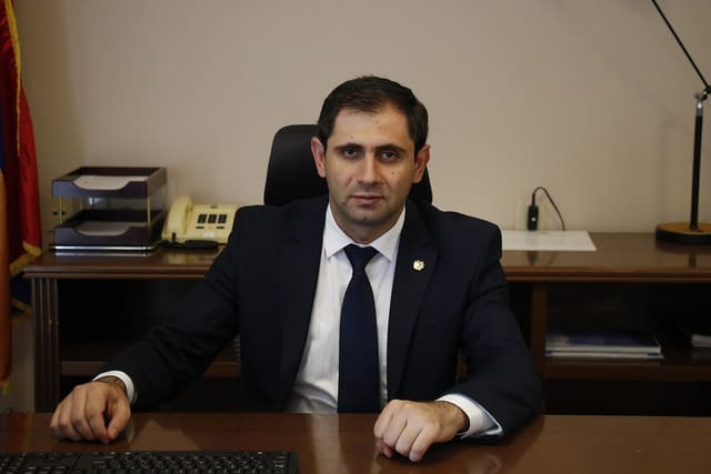 ER müdafiə naziri: "Suveren ərazilərimizin bərpasını demarkasiya komissiyasının işi vasitəsilə görürəm"