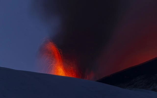 Siciliyada Etna vulkanı yenidən püskürüb