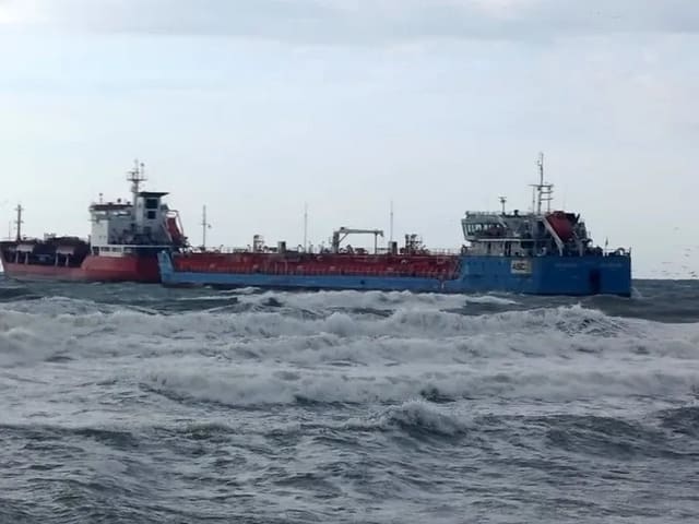 İstanbulda Azərbaycan bayrağı altında üzən gəmi həyəcan siqnalı verib - YENİLƏNİB 2