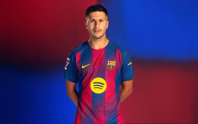 İngiltərə klublarının istədiyi futbolçu "Barselona"da qalmaq istəyir