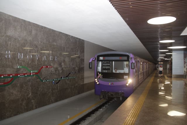 Metronun bənövşəyi xəttində interval ilk dəfə 5 dəqiqəyə endirilib