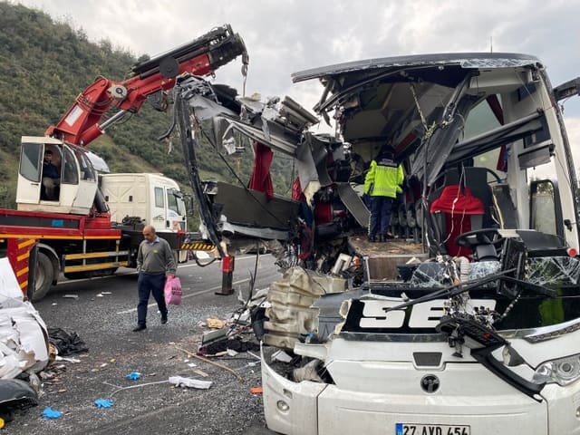 Türkiyədə sərnişin avtobusu yük maşınına çırpılıb: 7 nəfər ölüb, 11 nəfər yaralanıb-YENİLƏNİB