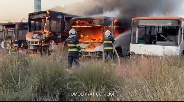 Abşeronda yanğın zamanı yararsız avtobuslar yanıb - VİDEO