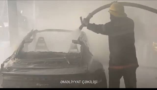 Bakıda "Porsche" yanıb - VİDEO