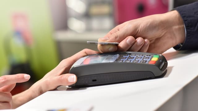 İctimai iaşə fəaliyyəti göstərən şəxslərin POS-terminal vasitəsilə nağdsız dövriyyəsi üzrə vergi yükü azaldılır