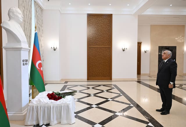 Əli Əsədov Türkmənistanda Ümummilli Lider Heydər Əliyevin xatirəsini yad edib