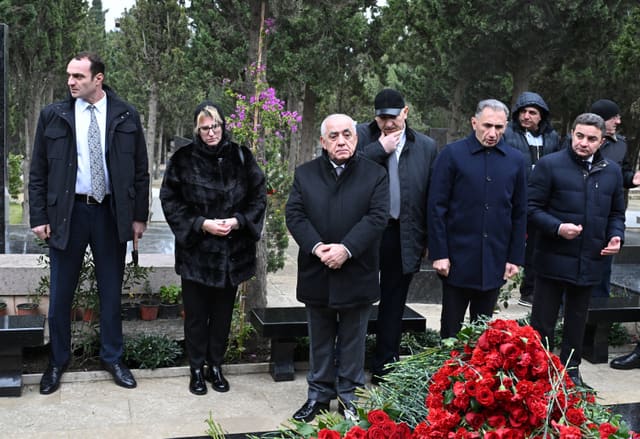 Əli Əsədov AZAL təyyarəsinin qəzasının birinci ildönümündə həlak olan ekipaj üzvlərinin məzarlarını ziyarət edib