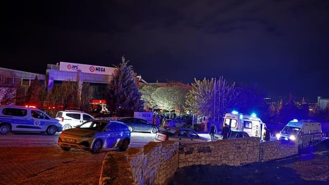 Türkiyədə fabrik yanıb, 16 nəfər tüstüdən zəhərlənib