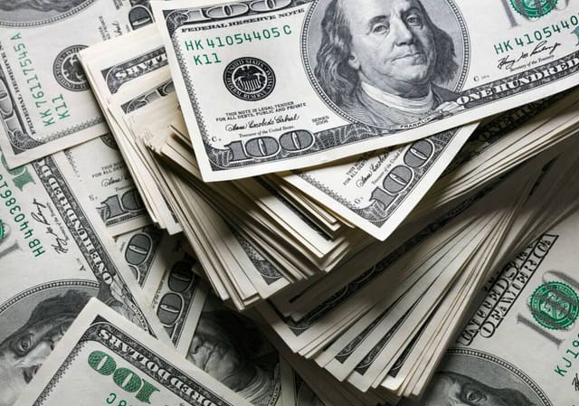 Oğurladığı dollarların yerinə saxtalarını qoyan usta saxlanılıb