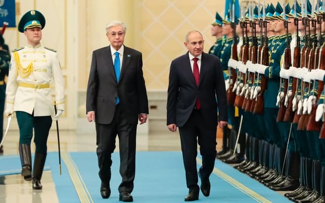 Qazaxıstan Prezidenti Paşinyanla görüşüb
