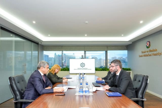 Əmək və əhalinin sosial müdafiəsi naziri “Yüksəliş” müsabiqəsinin qalibləri ilə görüşüb