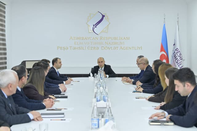Peşə Təhsili üzrə Dövlət Agentliyinin yeni direktoru kollektivə təqdim olunub - Fotolar