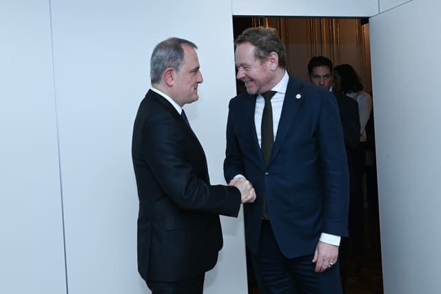 Ceyhun Bayramov niderlandlı həmkarı ilə görüşüb
