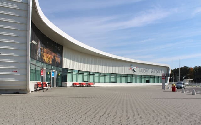 Polşa aeroportlarını bağlayıb