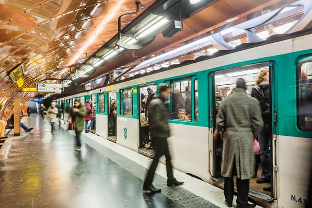 Paris metrosunda bıçaqlı hücum zamanı üç qadın yaralanıb