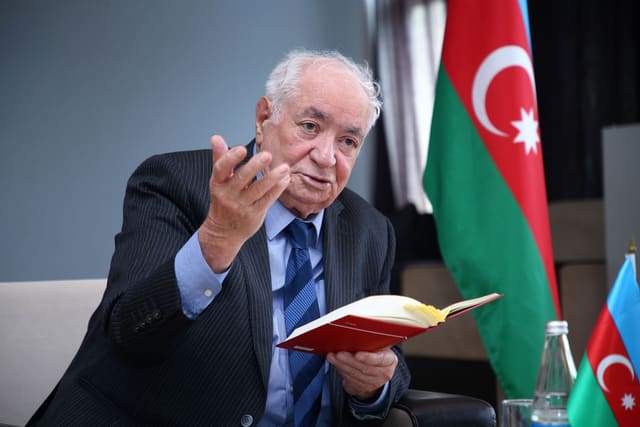 Vahid Əziz "Şərəf" ordeni ilə təltif edilib