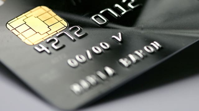 Öz adına bank kartı alıb başqasına verənlərin diqqətinə