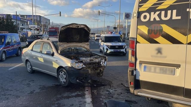 Türkiyədə məktəb avtobusu minik avtomobili ilə toqquşub