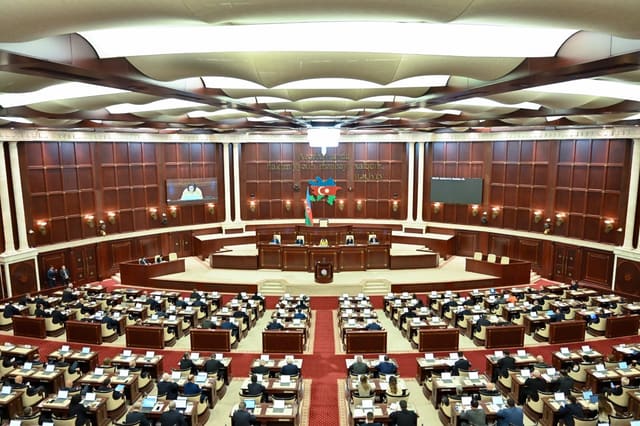 Parlament elektron siqaretlərin qadağası ilə bağlı layihəni ilk oxunuşda qəbul edib