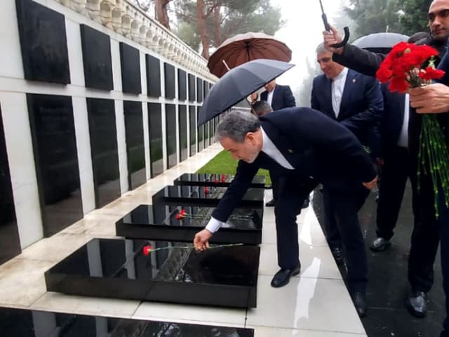 İranın xarici işlər naziri Bakıda şəhidlərin xatirəsini anıb