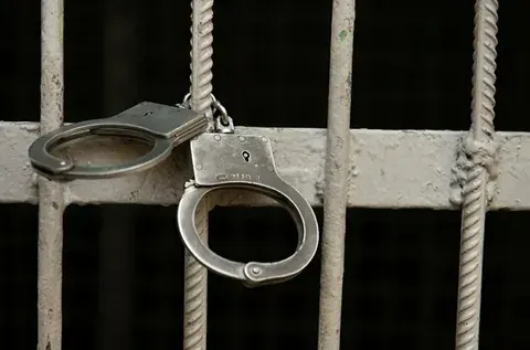 Yardım etdikləri qadını talayan iki şəxs saxlanılıb