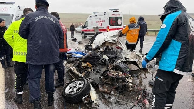 Türkiyədə sərnişin avtobusu minik avtomobili ilə toqquşub, 3 nəfər ölüb