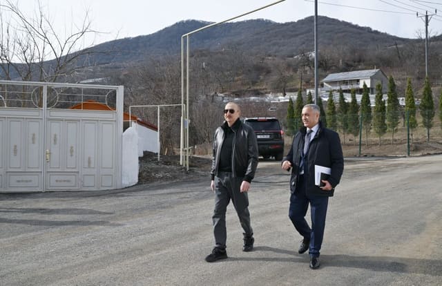 İlham Əliyev Ağdərə rayonunun Çapar kəndində görülmüş işlərlə tanış olub- YENİLƏNİB