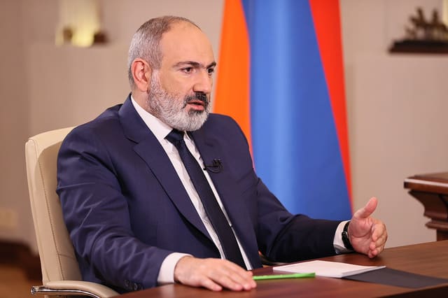Paşinyan: Azərbaycan yanacağı Ermənistan bazarında qiymətləri 15% endirib